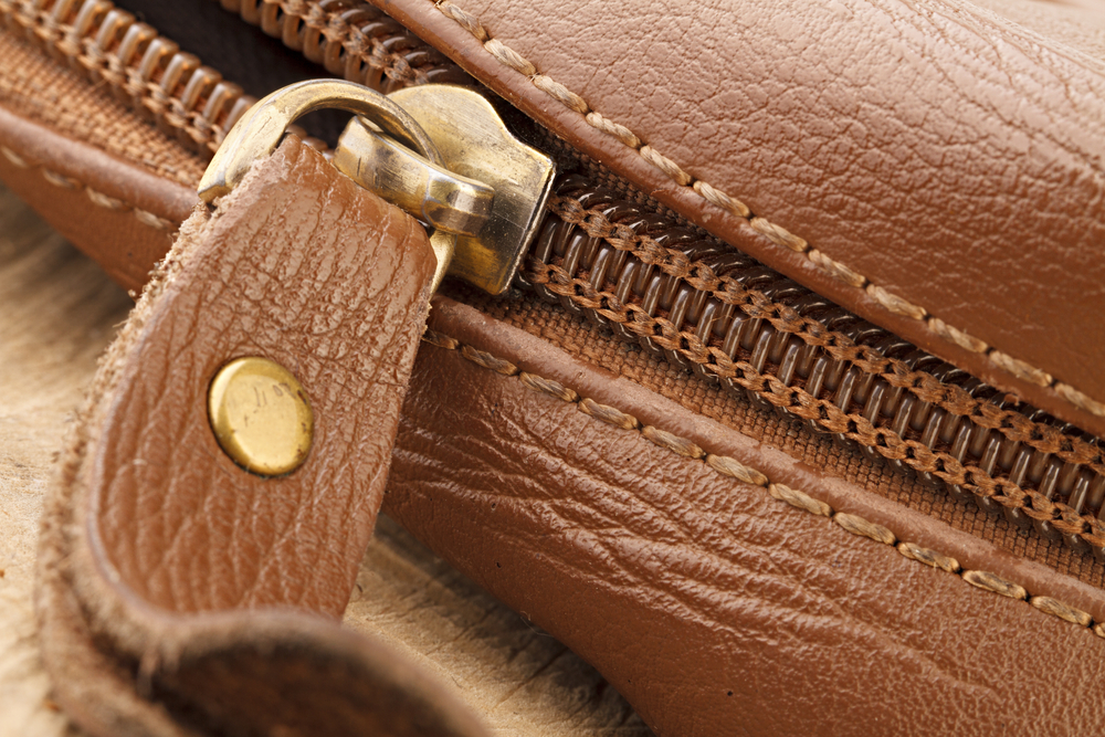 Mantener tus bolsos y mochilas de piel en perfecto estado es más fácil de lo que crees. Aquí te compartimos 8 consejos básicos para cuidar tus accesorios de cuero y asegurarte de que duren mucho tiempo (toda una vida).